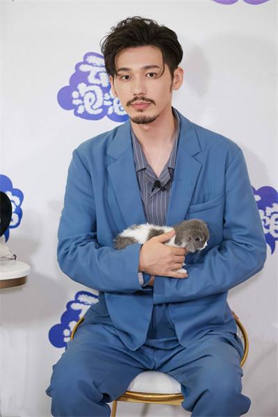 演員白宇一年的代言費(fèi)大概是多少？邀請白宇代言要怎么做？